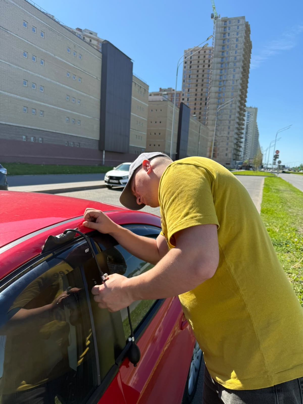 Аварийное вскрытие автомобиля мастером в Волосово